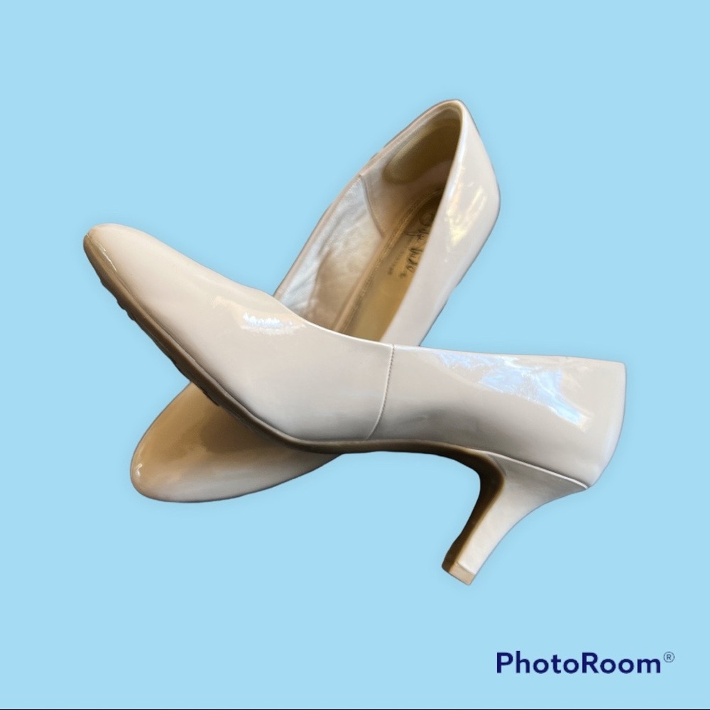 ❤️❤️Life Stride Soft System beige patent leather 3” heel. Excellent condition.
